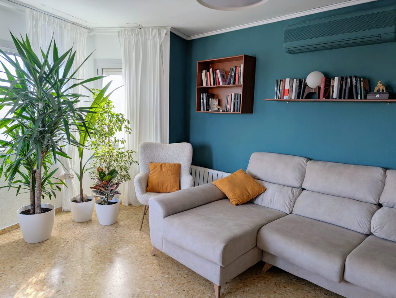 Amplio salón-comedor del piso en Gandía con abundante luz natural y decoración acogedora