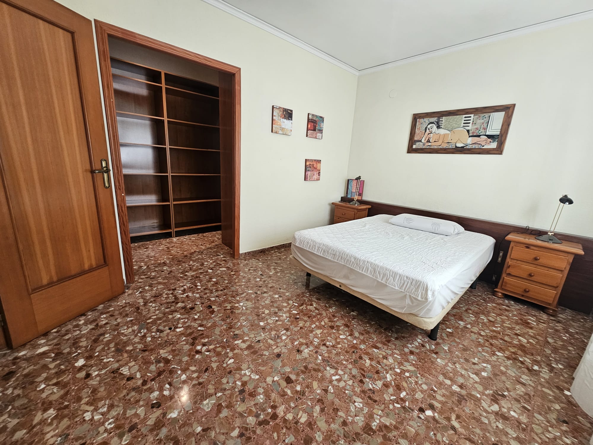 Dormitorio principal amplio y luminoso con armario empotrado en la vivienda de Oliva.